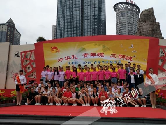 重慶市藝才技工學校在觀音橋演繹古禮 獲千名群眾圍觀點贊