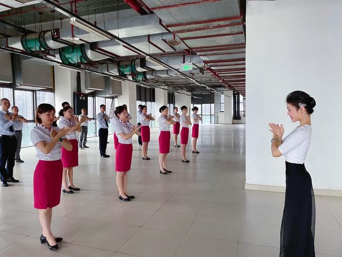 形體儀態(tài)專(zhuān)項(xiàng)課程 提升重慶諾富特物業(yè)員工氣質(zhì)與服務(wù)魅力